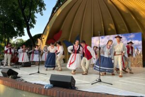 10.07.2021. Kielce. Dzień Tradycji Polskiego Folkloru. Kielecka publiczność bawi Regionalny Zespół Magurzanie / Michał Kita / Radio Kielce