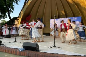 10.07.2021. Kielce. Dzień Tradycji Polskiego Folkloru. Kielecka publiczność bawi Regionalny Zespół Magurzanie / Michał Kita / Radio Kielce