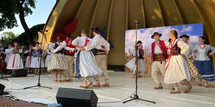 10.07.2021. Kielce. Dzień Tradycji Polskiego Folkloru. Kielecka publiczność bawi Regionalny Zespół Magurzanie / Michał Kita / Radio Kielce