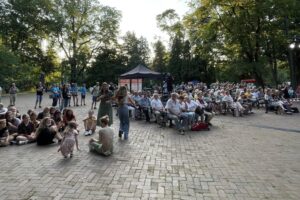 10.07.2021. Kielce. Dzień Tradycji Polskiego Folkloru. Kielecka publiczność bawi Regionalny Zespół Magurzanie / Michał Kita / Radio Kielce