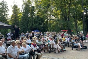 10.07.2021. Kielce. Dzień Tradycji Polskiego Folkloru. Kielecka publiczność bawi Regionalny Zespół Magurzanie / Michał Kita / Radio Kielce