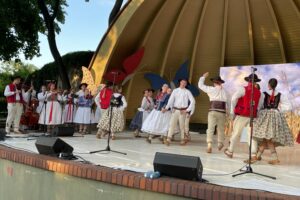 10.07.2021. Kielce. Dzień Tradycji Polskiego Folkloru. Kielecka publiczność bawi Regionalny Zespół Magurzanie / Michał Kita / Radio Kielce