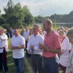 17.07.2021. Jeżynów. Piknik podczas którego politycy i sympatycy PiS promowali nowy program społeczno-gospodarczy rządu. Na zdjęciu (trzeci od lewej): Cezary Majcher – członek zarządu powiatu , Krzysztof Słoń - senator PiS, Zbigniew Piątek - wójt Piekoszowa / Michał Kita / Radio Kielce