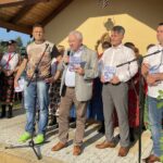 17.07.2021. Jeżynów. Piknik podczas którego politycy i sympatycy PiS promowali nowy program społeczno-gospodarczy rządu. Na zdjęciu (od lewej): Mirosław Gębski - starosta kielecki, Krzysztof Lipiec - poseł PiS, Krzysztof Słoń – senator PiS, Cezary Majcher – członek zarządu powiatu / Michał Kita / Radio Kielce