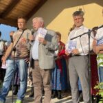 17.07.2021. Jeżynów. Piknik podczas którego politycy i sympatycy PiS promowali nowy program społeczno-gospodarczy rządu. Na zdjęciu (od lewej): Mirosław Gębski - starosta kielecki, Krzysztof Lipiec - poseł PiS, Krzysztof Słoń – senator PiS, Cezary Majcher – członek zarządu powiatu / Michał Kita / Radio Kielce