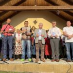 17.07.2021. Jeżynów. Piknik podczas którego politycy i sympatycy PiS promowali nowy program społeczno-gospodarczy rządu. Na zdjęciu (od lewej): Zbigniew Piątek - wójt Piekoszowa, Mirosław Gębski - starosta kielecki, Krzysztof Lipiec - poseł PiS, Krzysztof Słoń – senator PiS, Cezary Majcher – członek zarządu powiatu / Michał Kita / Radio Kielce