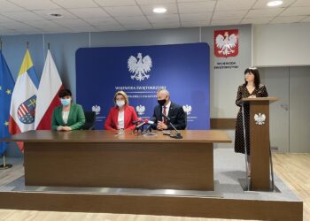 20.07.2021. Kielce. Briefing ws. konsultacji projektu Strategii Demograficznej 2040. Na zdjęciu: Dorota Bojemaka - przewodniczaca Rady Rodziny przy ministrze rodziny i polityki społecznej, Barbara Socha - wiceminister rodziny i polityki społecznej, Zbigniew Koniusz - wojewoda świętokrzyski i Ewa Nowak - Świętokrzyski Urząd Wojewódzki w Kielcach / Michał Kita / Radio Kielce