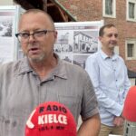 16.07.2021. Sandomierz. Plenerowa wystawa archiwalnych fotografii Sandomierza. Na zdjęciu (od lewej): Piotr Kusal - pomysłodawca wystawy, Wojciech Dumin - dyrektor Sandomierskiego Centrum Kultury, Katarzyna Knap-Sawicka - kierownik referatu kultury, promocji, turystyki i sportu w Urzędzie Miasta Sandomierza / Grażyna Szlęzak-Wójcik / Radio Kielce
