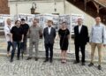 16.07.2021. Sandomierz. Plenerowa wystawa archiwalnych fotografii Sandomierza. Na zdjęciu (od lewej): Małgorzata Fudala, prof. Tomisław Giergiel, Jan Fudala, Piotr Kusal pomysłodawca wystawy, Mikołaj Getka-Kenig - dyrektor Muzeum Okręgowego w Sandomierzu, Katarzyna Knap-Sawicka - kierownik referatu kultury, promocji, turystyki i sportu w Urzędzie Miasta Sandomierza , ks. Andrzej Rusak - dyrektor Muzeum Diecezjalnego w Sandomierzu, Wojciech Dumin - dyrektor Sandomierskiego Centrum Kultury / Grażyna Szlęzak-Wójcik / Radio Kielce