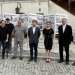 16.07.2021. Sandomierz. Plenerowa wystawa archiwalnych fotografii Sandomierza. Na zdjęciu (od lewej): Małgorzata Fudala, prof. Tomisław Giergiel, Jan Fudala, Piotr Kusal pomysłodawca wystawy, Mikołaj Getka-Kenig - dyrektor Muzeum Okręgowego w Sandomierzu, Katarzyna Knap-Sawicka - kierownik referatu kultury, promocji, turystyki i sportu w Urzędzie Miasta Sandomierza , ks. Andrzej Rusak - dyrektor Muzeum Diecezjalnego w Sandomierzu, Wojciech Dumin - dyrektor Sandomierskiego Centrum Kultury / Grażyna Szlęzak-Wójcik / Radio Kielce