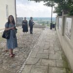 16.07.2021. Sandomierz. Plenerowa wystawa archiwalnych fotografii Sandomierza. Ekspozycja przy Domu Długosza (na pierwszym planie od lewej): ks. Andrzej  Rusak - dyrektor Muzeum Diecezjalnego w Sandomierzu, red. Małgorzata Płaza / Grażyna Szlęzak-Wójcik / Radio Kielce