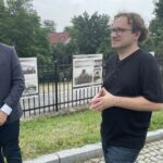 16.07.2021. Sandomierz. Plenerowa wystawa archiwalnych fotografii Sandomierza. Ekpozycja na dziedzińcu dolnym Zamku Królewskiego (od lewej): dr Mikołaj Getka-Kenig - dyrektor Muzeum Okręgowego w Sandomierzu, prof. Tomisław Giergiel / Grażyna Szlęzak-Wójcik / Radio Kielce