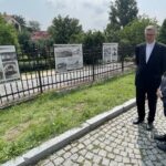 16.07.2021. Sandomierz. Plenerowa wystawa archiwalnych fotografii Sandomierza. Na zdjęciu (od lewej): ks. Andrzej  Rusak - dyrektor Muzeum Diecezjalnego w Sandomierzu, dr Mikołaj Getka-Kenig - dyrektor Muzeum Okręgowego w Sandomierzu / Grażyna Szlęzak-Wójcik / Radio Kielce