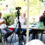 05.07.2021. Busko-Zdrój. Kawiarenka Festiwalowa. Na zdjęciu (od lewej): Artur Jaroń - dyrektor festiwalu, Włodek Pawlik - kompozytor, Artur Żmijewski - aktor / Wiktor Taszłow / Radio Kielce