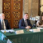 27.07.2021. Kielce. Spotkanie w ramach międzynarodowego projektu „Miasta dla młodzieży”. Na zdjęciu (od lewej): Andrzej Bętkowski - marszałek województwa świętokrzyskiego, Andrzej Pruś - przewodniczący Sejmiku Województwa Świętokrzyskiego i Zofia Mogielska - przewodnicząca Młodzieżowego Sejmiku Województwa Świętokrzyskiego / Michał Kita / Radio Kielce