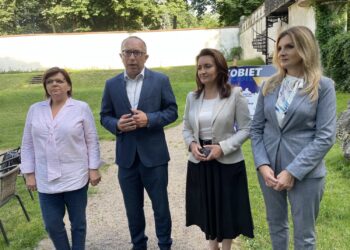 27.07.2021. Kielce. „Letnia Akademia Kobiet". Na zdjęciu (od lewej): poseł Izabela Leszczyna, Artur Gierada -  przewodniczący PO w regionie, poseł Marzena Okła-Drewnowicz, poseł Joanna Frydrych / Michał Kita / Radio Kielce