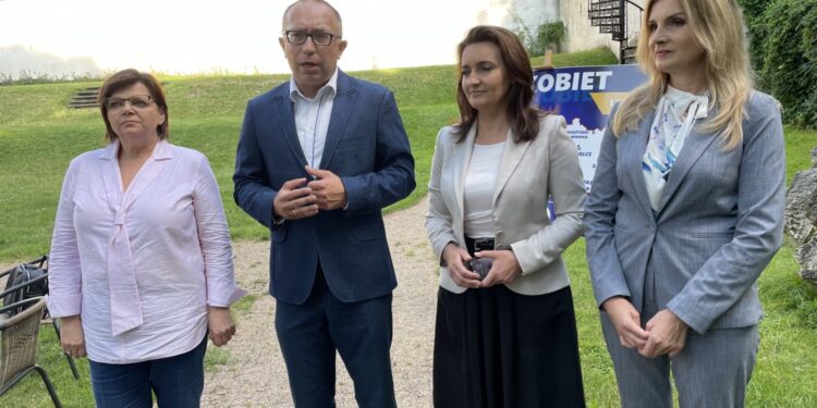 27.07.2021. Kielce. „Letnia Akademia Kobiet". Na zdjęciu (od lewej): poseł Izabela Leszczyna, Artur Gierada -  przewodniczący PO w regionie, poseł Marzena Okła-Drewnowicz, poseł Joanna Frydrych / Michał Kita / Radio Kielce