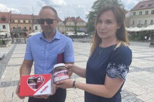 20.07.2021. Sandomierz. Nowe kierunki promocji. Na zdjęciu (od lewej): Sebastian Słodownik Miejski Ośrodek Sportu i Rekreacji, Katarzyna Knap-Sawicka - kierownik referatu kultury, promocji, turystyki i sportu w Urzędzie Miasta / Grażyna Szlęzak-Wójcik / Radio Kielce