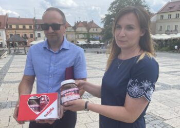 20.07.2021. Sandomierz. Nowe kierunki promocji. Na zdjęciu (od lewej):  Sebastian Słodownik Miejski Ośrodek Sportu i Rekreacji,  Katarzyna Knap-Sawicka - kierownik referatu kultury, promocji, turystyki i sportu w  Urzędzie Miasta / Grażyna Szlęzak-Wójcik / Radio Kielce