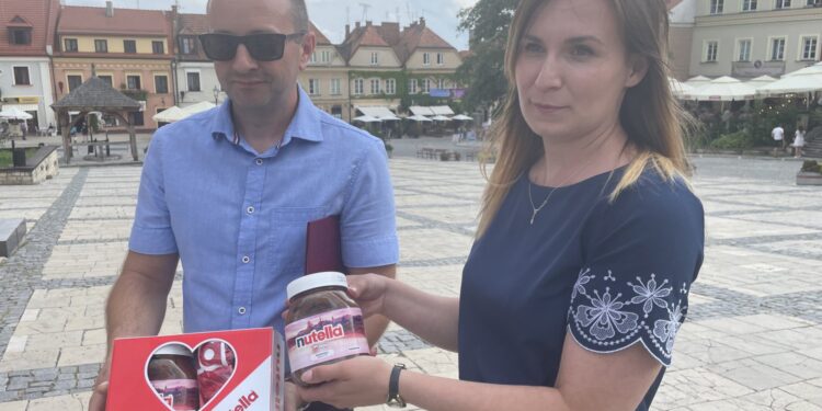 20.07.2021. Sandomierz. Nowe kierunki promocji. Na zdjęciu (od lewej):  Sebastian Słodownik Miejski Ośrodek Sportu i Rekreacji,  Katarzyna Knap-Sawicka - kierownik referatu kultury, promocji, turystyki i sportu w  Urzędzie Miasta / Grażyna Szlęzak-Wójcik / Radio Kielce