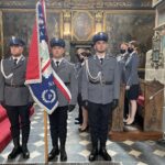 21.07.2021. Sandomierz. Święto policji. Na zdjęciu (od lewej): sierżant sztabowy Tomasz Rozmysłowski, sierżant Norbert Żmudziński , posterunkowy Maciej Broda - poczet sztandarowy Komendy Powiatowej Policji w Sandomierzu / Grażyna Szlęzak-Wójcik / Radio Kielce