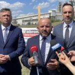 30.07.2021. Nowiny. Protest w obronie cementowni. Na zdjęciu (od lewej): Tomasz Jamka - członek zarządu województwa świętokrzyskiego, Mariusz Gosek - poseł PiS Solidarna Polska, Janusz Kowalski - poseł PiS Solidarna Polska / Michał Kita / Radio Kielce