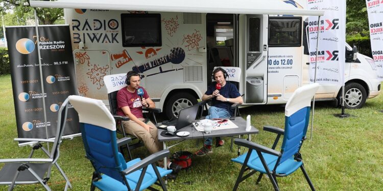 01.07.2021. Kielce. Radio Biwak w Radiu Kielce. Na zdjęciu (od lewej): Jerzy Frąckowiak - Radio Rzeszów i Paweł Solarz - Radio Kielce / Wiktor Taszłow / Radio Kielce