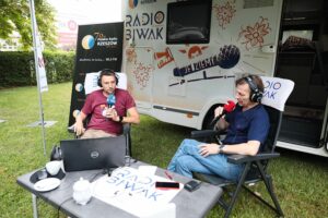 01.07.2021. Kielce. Radio Biwak w Radiu Kielce. Na zdjęciu (od lewej): Jerzy Frąckowiak - Radio Rzeszów i Paweł Solarz - Radio Kielce / Wiktor Taszłow / Radio Kielce