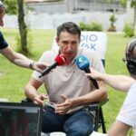 01.07.2021. Kielce. Radio Biwak w Radiu Kielce. Na zdjęciu (od lewej): Paweł Solarz - Radio Kielce, Sławomir Szmal i Bartłomiej Wisz - Radio Rzeszów / Wiktor Taszłow / Radio Kielce