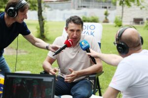 01.07.2021. Kielce. Radio Biwak w Radiu Kielce. Na zdjęciu (od lewej): Paweł Solarz - Radio Kielce, Sławomir Szmal i Bartłomiej Wisz - Radio Rzeszów / Wiktor Taszłow / Radio Kielce