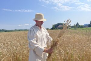 24.07.2021. Nadbrzezie. Staropolskie żniwa. Na zdjęciu: Wojciech Chmiel - Stowarzyszenie „Razem dla Nadbrzezia” / Grażyna Szlęzak-Wójcik / Radio Kielce