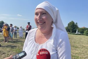 24.07.2021. Nadbrzezie. Staropolskie żniwa. Na zdjęciu: Celina Chmiel - Stowarzyszenie „Razem dla Nadbrzezia” / Grażyna Szlęzak-Wójcik / Radio Kielce