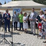 24.07.2021. Sandomierz. Konferencja prasowa podczas pikniku zdrowotnego NFZ. Na zdjęciu (od lewej): Marek Kos - dyrektor Szpitala Specjalistycznego im. Ducha Świętego w Sandomierzu, Marcin Piwnik - starosta sandomierski, prof. Wojciech Kiebzak, dr Leszek Smorąg - kierownik Zakładu Profilaktyki Świętokrzyskiego Centrum Onkologii, Małgorzata Kiebzak - dyrektor świętokrzyskiego oddziału NFZ, Marcin Marzec - burmistrz Sandomierza, Paulina Ruta - szefowa Polskiego Stowarzyszenia Nordic Walking, Beata Szczepanek - rzecznik NFZ w Kielcach / Grażyna Szlęzak-Wójcik / Radio Kielce