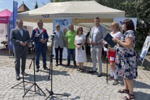 24.07.2021. Sandomierz. Konferencja prasowa podczas pikniku zdrowotnego NFZ. Na zdjęciu (od lewej): Marek Kos - dyrektor Szpitala Specjalistycznego im. Ducha Świętego w Sandomierzu, Marcin Piwnik - starosta sandomierski, prof. Wojciech Kiebzak, dr Leszek Smorąg - kierownik Zakładu Profilaktyki Świętokrzyskiego Centrum Onkologii, Małgorzata Kiebzak - dyrektor świętokrzyskiego oddziału NFZ, Marcin Marzec - burmistrz Sandomierza, Paulina Ruta - szefowa Polskiego Stowarzyszenia Nordic Walking, Beata Szczepanek - rzecznik NFZ w Kielcach / Grażyna Szlęzak-Wójcik / Radio Kielce