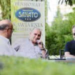 05.07.2021. Busko-Zdrój. Kawiarenka Festiwalowa. Na zdjęciu (od lewej): Artur Jaroń - dyrektor festiwalu, Włodek Pawlik - kompozytor, Artur Żmijewski - aktor / Wiktor Taszłow / Radio Kielce