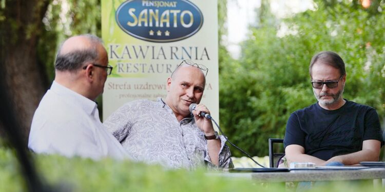 05.07.2021. Busko-Zdrój. Kawiarenka Festiwalowa. Na zdjęciu (od lewej): Artur Jaroń - dyrektor festiwalu, Włodek Pawlik - kompozytor, Artur Żmijewski - aktor / Wiktor Taszłow / Radio Kielce