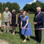 29.07.2021. Staszów. Otwarcie „Strefy aktywności”. Na zdjęciu (od lewej): Ewa Rzepec - dyrektor Szkoły Podstawowej nr 3 w Staszowie, Witold Kowal - dyrektor Lokalnej Grupy Działania „Białe Ługi ”, Ewa Kondek - zastępca burmistrza Staszowa, Leszek Kopeć - burmistrz Staszowa , Anna Krupka - wiceminister kultury i sportu, Marek Jońca - członek zarządu województwa świętokrzyskiego / Grażyna Szlęzak-Wójcik / Radio Kielce