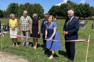 29.07.2021. Staszów. Otwarcie „Strefy aktywności”. Na zdjęciu (od lewej): Ewa Rzepec - dyrektor Szkoły Podstawowej nr 3 w Staszowie, Witold Kowal - dyrektor Lokalnej Grupy Działania „Białe Ługi ”, Ewa Kondek - zastępca burmistrza Staszowa, Leszek Kopeć - burmistrz Staszowa , Anna Krupka - wiceminister kultury i sportu, Marek Jońca - członek zarządu województwa świętokrzyskiego / Grażyna Szlęzak-Wójcik / Radio Kielce