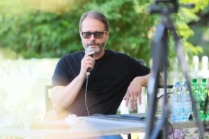 05.07.2021. Busko-Zdrój. Kawiarenka Festiwalowa. Na zdjęciu Artur Żmijewski - aktor / Wiktor Taszłow / Radio Kielce