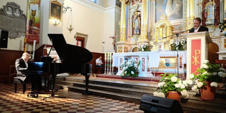 05.07.2021. Busko-Zdrój. Tryptyk Rzymski Jana Pawła II w kościele Niepokalanego Poczęcia NMP. Na zdjęciu (od lewej): Włodek Pawlik - kompozytor, Artur Żmijewski - aktor / Wiktor Taszłow / Radio Kielce