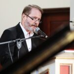 05.07.2021. Busko-Zdrój. Tryptyk Rzymski Jana Pawła II w kościele Niepokalanego Poczęcia NMP. Na zdjęciu: Artur Żmijewski - aktor / Wiktor Taszłow / Radio Kielce