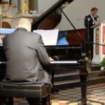 05.07.2021. Busko-Zdrój. Tryptyk Rzymski Jana Pawła II w kościele Niepokalanego Poczęcia NMP. Na zdjęciu (od lewej): Włodek Pawlik - kompozytor, Artur Żmijewski - aktor / Wiktor Taszłow / Radio Kielce