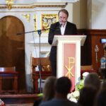 05.07.2021. Busko-Zdrój. Tryptyk Rzymski Jana Pawła II w kościele Niepokalanego Poczęcia NMP. Na zdjęciu: Artur Żmijewski - aktor / Wiktor Taszłow / Radio Kielce