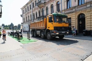 09.07.2021. Kielce. Budowa Teatru im. Stefana Żeromskiego. Wywóz gruzu / Wiktor Taszłow / Radio Kielce