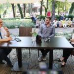 08.07.2021. Busko-Zdrój. Kawiarenka Festiwalowa. Na zdjęciu (od lewej): Artur Jaroń - dyrektor festiwalu, Krystian Ochman, Anna Bilska - Echo Dnia / Wiktor Taszłow / Radio Kielce