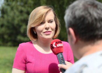 09.07.2021. Kielce. Konferencja przed Halą Legionów. Na zdjęciu: Anna Krupka - wiceminister kultury, dziedzictwa narodowego i sportu / Wiktor Taszłow / Radio Kielce