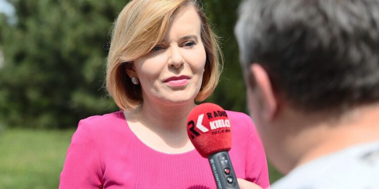 09.07.2021. Kielce. Konferencja przed Halą Legionów. Na zdjęciu: Anna Krupka - wiceminister kultury, dziedzictwa narodowego i sportu / Wiktor Taszłow / Radio Kielce