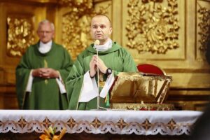 11.07.2021. Kielce. Obchody 78. rocznicy rzezi wołyńskiej. Msza święta w bazylice katedralnej. Na zdjęciu: ks. Dariusz Jarliński / Wiktor Taszłow / Radio Kielce