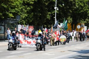 11.07.2021. Kielce. Obchody 78. rocznicy rzezi wołyńskiej. Marsz pamięci ofiar ludobójstwa przed Krzyż Wołyński na Cmentarzu Partyzanckim / Wiktor Taszłow / Radio Kielce