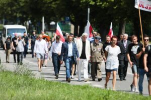 11.07.2021. Kielce. Obchody 78. rocznicy rzezi wołyńskiej. Marsz pamięci ofiar ludobójstwa przed Krzyż Wołyński na Cmentarzu Partyzanckim / Wiktor Taszłow / Radio Kielce